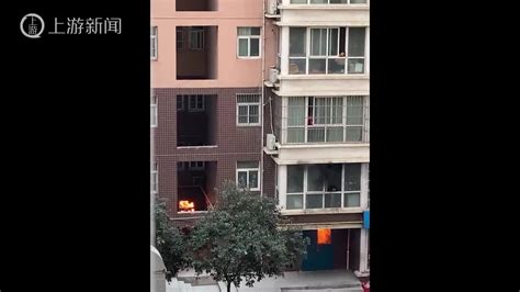 西安27层住宅楼失火有居民身悬窗外，消防救出8人其中5人抢救无效身亡_手机新浪网