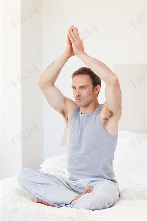 躺在床上练瑜伽的男人高清摄影大图-千库网