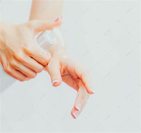 女人把药膏涂在手上.手部及体部皮肤护理、美容及药物高清摄影大图-千库网