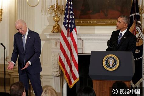 美国副总统拜登获颁总统自由勋章 激动落泪 - 地球村民网