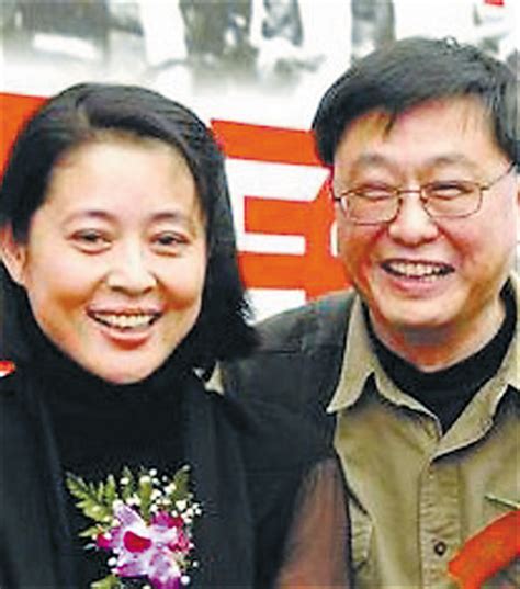 60岁倪萍先后嫁4任丈夫，再看看现任丈夫，简直天差地别！_凤凰网视频_凤凰网