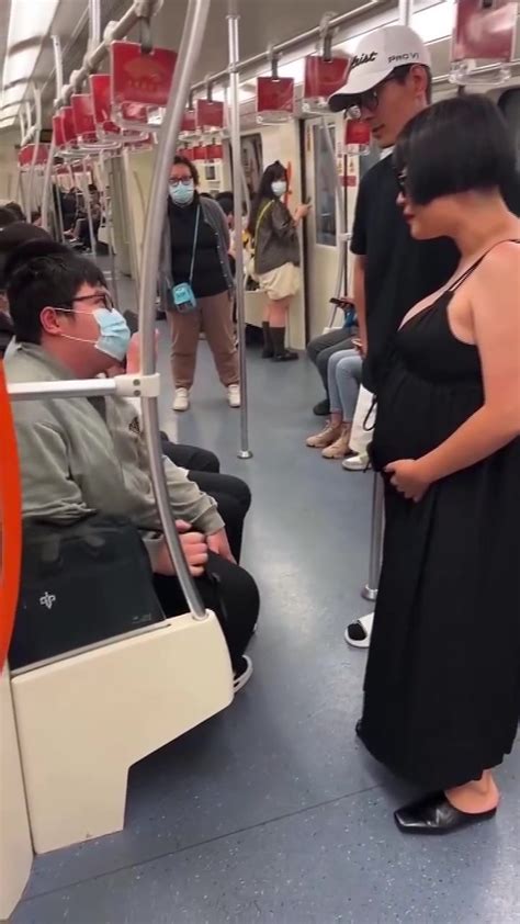孕妇在地铁上大声叫小伙子给其让座位-直播吧