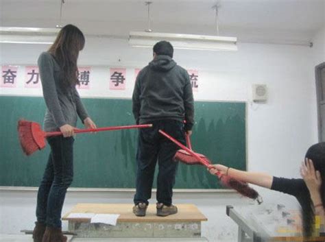 三个女生一台戏 扫把妹教室上演行为艺术(组图)_新浪河北教育_新浪河北