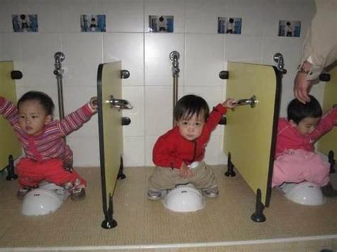 男孩女孩共用一个厕所，也只有这个地方了，妈妈们表示无法理解！__凤凰网