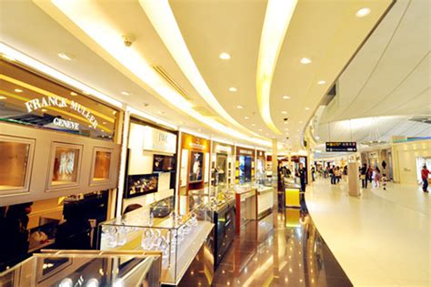 2024泰国王权免税店（曼谷市区店）购物,商场门口路对面发现一摊卖吃...【去哪儿攻略】