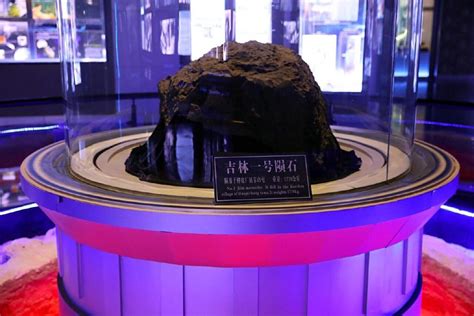 火流星划过杭州夜空，陨石重达数百克，专家建议不要用手直接触摸