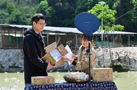 重庆酉阳：驻村工作队直播带货助农增收-人民图片网