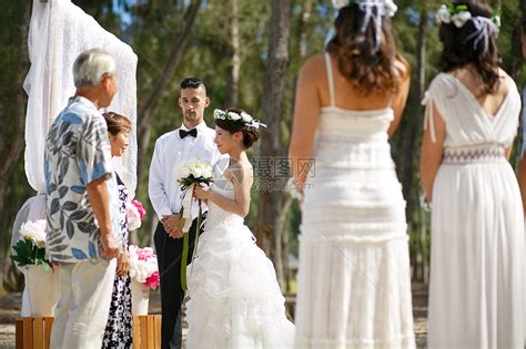 举办海滩婚礼的新婚夫妇和亲朋好友高清图片下载-正版图片502020521-摄图网