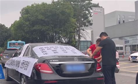 南昌奔驰4S店事故车当新车卖，车主拉横幅维权/退一赔三被驳 【图】- 车云网