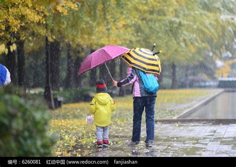 撑伞的母亲与孩子高清图片下载_红动中国
