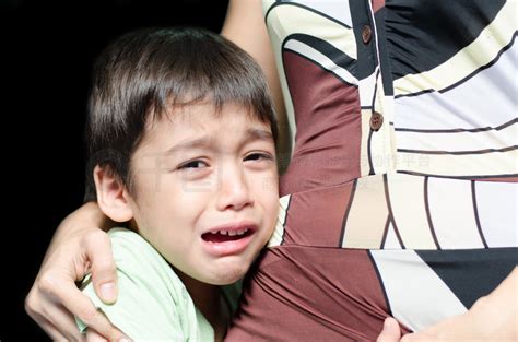 小男孩哭着抱着他母亲黑色背景图片免费下载-5027933042-千图网Pro