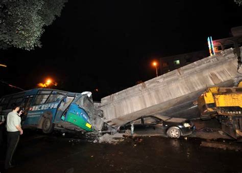 湖南株洲市区高架桥坍塌砸中22辆车[现场图集]