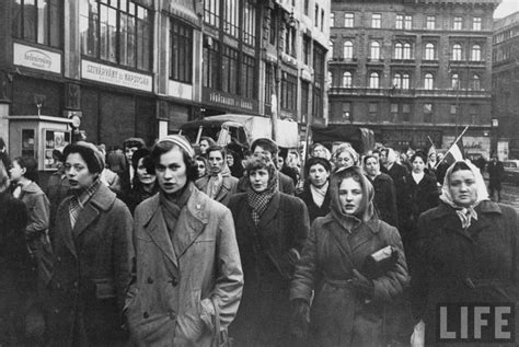 老照片：1968年的布拉格之春 - 派谷照片修复翻新上色