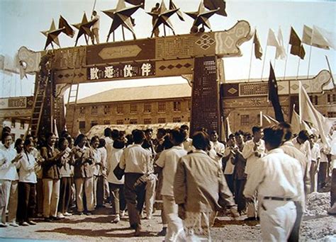 七十年代初的中国，农村的的集市，村民们赶集购物，买卖兴隆