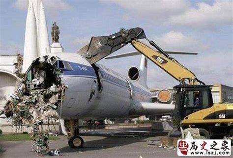 飞机失事数天后，遇难人员被埋葬在飞机失事的山坡上_凤凰网视频_凤凰网