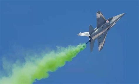 中国L-15AW新一代攻击战斗高教机首次亮相迪拜航展_凤凰网