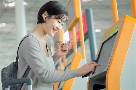 商务女士在机场使用自动售票机高清图片下载-正版图片507649381-摄图网