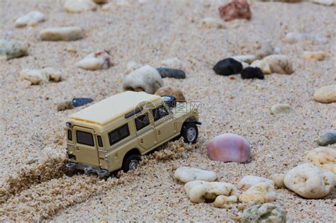 玩具4x4越野车在海滩上行驶高清图片下载-正版图片505742620-摄图网