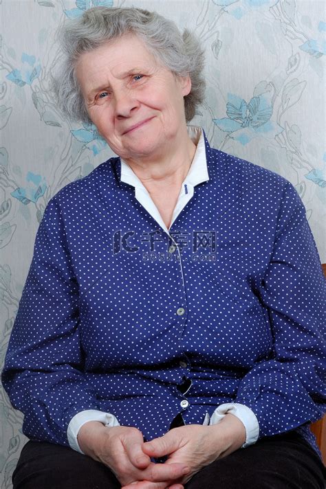七十岁的老女人微笑高清摄影大图-千库网