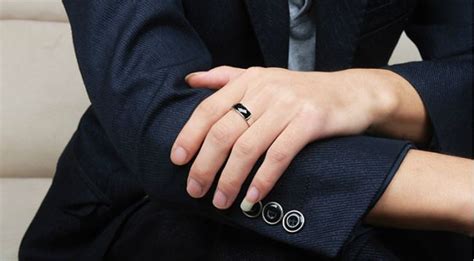 男生戒指的戴法和意义 男士佩戴不同材质戒指的含义 – 我爱钻石网官网