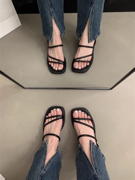 个性温柔拖鞋女生头像