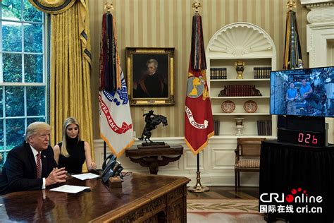 特朗普的新办公室照片曝光，桌上放有美墨边境墙纪念品 - NAEH-北美经济导报