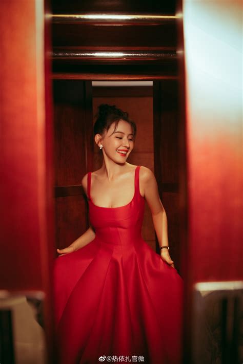 吊带裙发型甜美女生头像