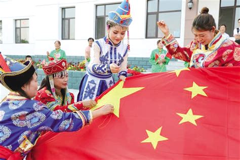 内蒙古日报数字报-赤峰市：玉龙广场红旗飘飘歌声嘹亮