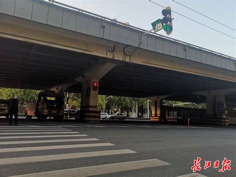 武汉：路口视频开始抓拍 开车要“礼让行人”_长江云 - 湖北网络广播电视台官方网站