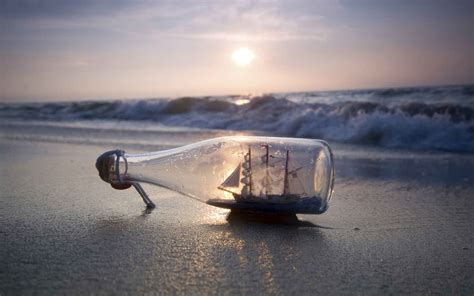 漂流瓶系列-海水里漂浮的漂流瓶图片-高清图片-图片素材-寻图免费打包下载