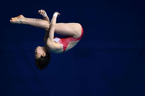 体育 _ 游泳世锦赛 | 13岁的上海小囡陈芋汐勇夺女子十米台冠军，表现令周继红直呼意外