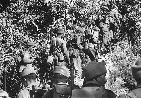 1962年中印边境对峙：两国士兵刺刀相向_海口网