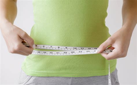 粉红色胶带测量胖肚子女人的腰围高清图片下载-正版图片303318503-摄图网