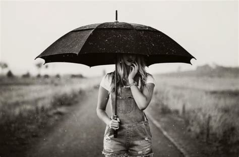 关于下雨天的唯美句子（形容雨天的意境句子）-我爱育娃