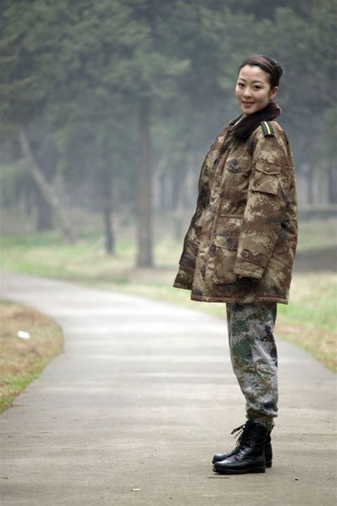 中国军网记者探访阅兵训练场 实拍女兵方队的一天|女兵方队_新浪军事_新浪网