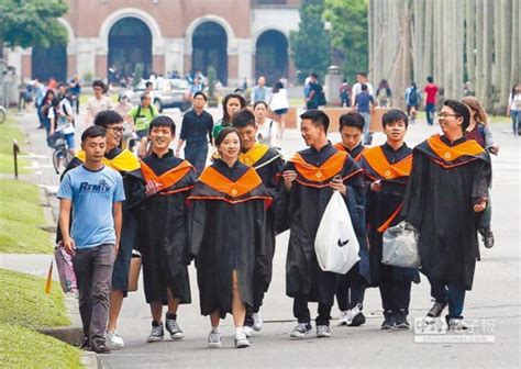 台湾首次有高中允许男生穿裙子上学 蔡英文力挺_凤凰网