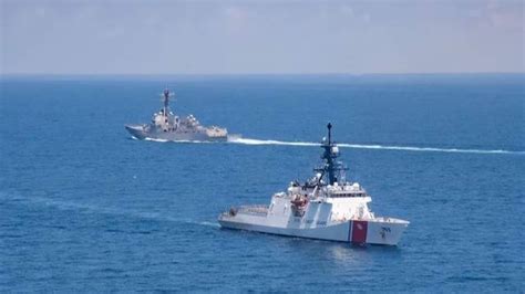 美国海军驱逐舰第三次闯入我南海岛礁12海里 外交部回应