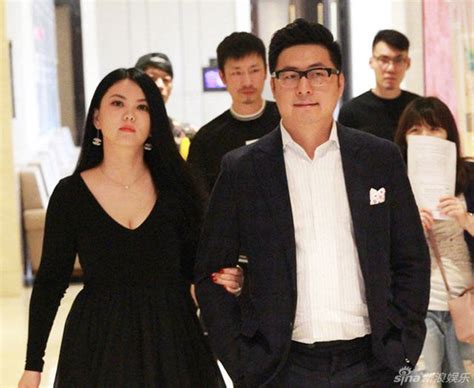 李湘王岳伦离婚后首同框 在机场被偶遇一家三口出行_新浪图片