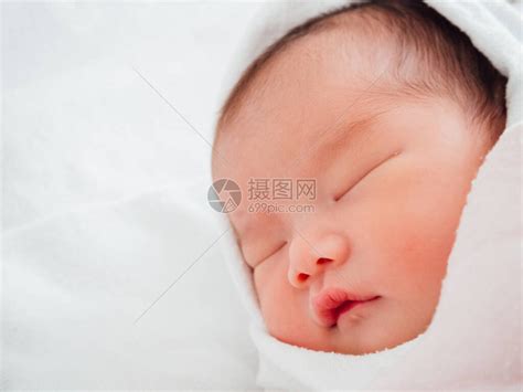 刚出生的女婴睡觉高清图片下载-正版图片504124941-摄图网