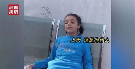 空袭后小女孩认出遇难者是母亲 与爸爸一起瘫坐哭泣，看着无不落泪_军事频道_中华网