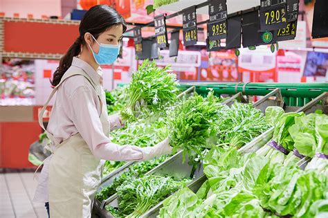 佩戴口罩的超市服务员整理蔬菜区高清图片下载-正版图片501718583-摄图网