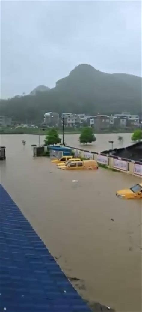 广西忻城多名学生上学途中被洪水冲走，上百村民和公安消防施救，两人不幸身亡,