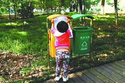 女童不顾奶奶制止捡垃圾扔进果皮箱 |垃圾_新浪新闻