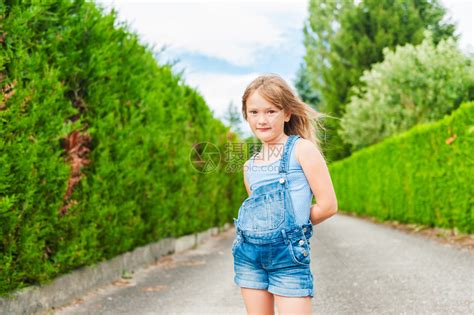七岁的漂亮女孩穿着衣服高清图片下载-正版图片504293957-摄图网