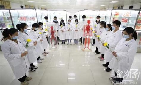 人体解剖学教研室于清明节期间实验课上举行向“大体老师”默哀致敬活动