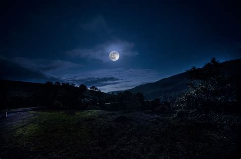 月亮图片-黑夜里云层上的圆月亮素材-高清图片-摄影照片-寻图免费打包下载