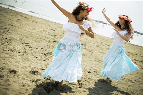 沙滩上跳舞的舞蹈团队高清图片下载-正版图片502152113-摄图网