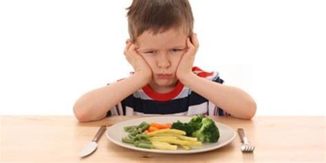不喜欢吃蔬菜的胖子挑食的男孩高清图片下载-正版图片501686419-摄图网