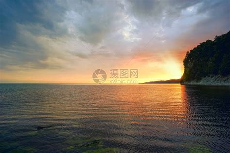 太阳藏在山和西边的海后面俄罗斯高清图片下载-正版图片507444262-摄图网