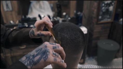 男专业美发师通过理发器为客户服务高清图片下载-正版图片502954798-摄图网